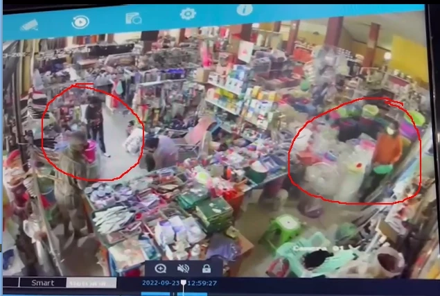 สองสาวแสบ ทำทีเลือกซื้อของ ก่อนฉกเงินตายายเจ้าของร้านร่วมแสน