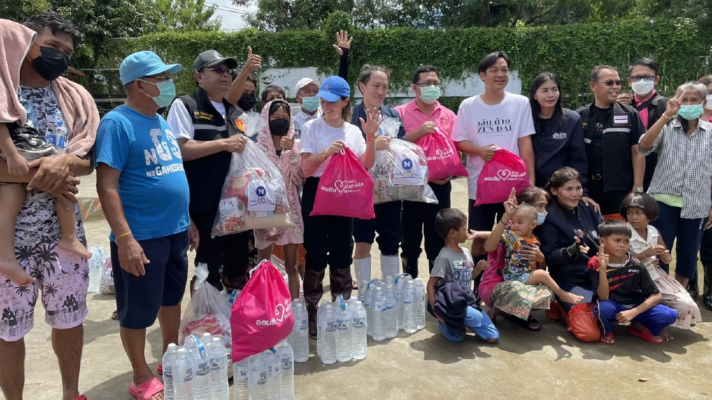 เนชั่น - เส้นด้าย มอบถุงยังชีพพี่น้องชาวหนองจอก หลังน้ำท่วมนาน 3 สัปดาห์