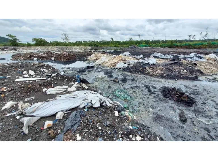 ลักลอบทิ้งน้ำเสียและกากของเสียอันตรายพื้นที่หัวสำโรง อ.แปลงยาว จ.ฉะเชิงเทรา จับมือใครดมไม่ได้ 