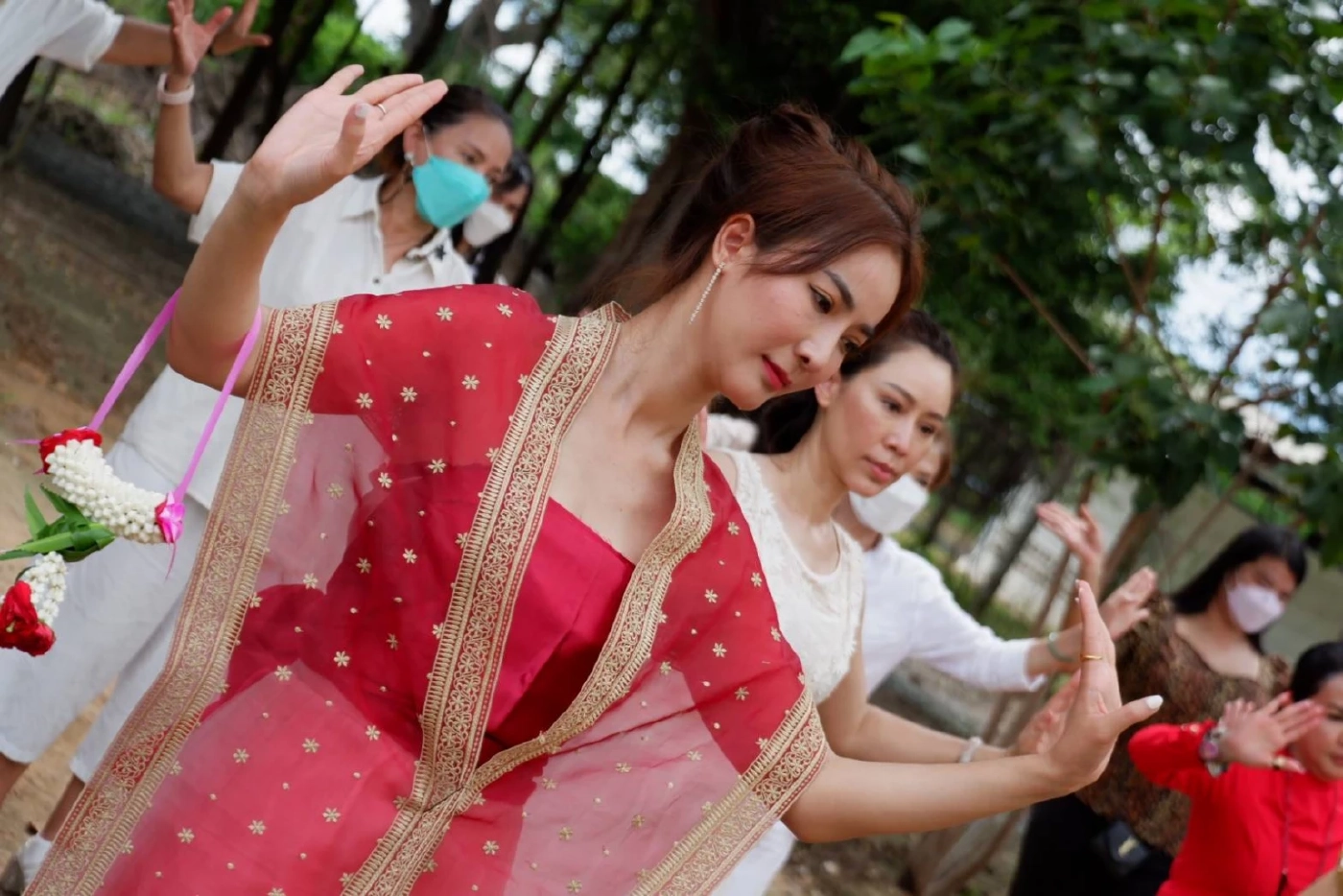 ชาวบ้านแห่ดูเลขเด็ด อาย-โบว์  รำถวายท้าวเวสสุวรรณ4ทิศ