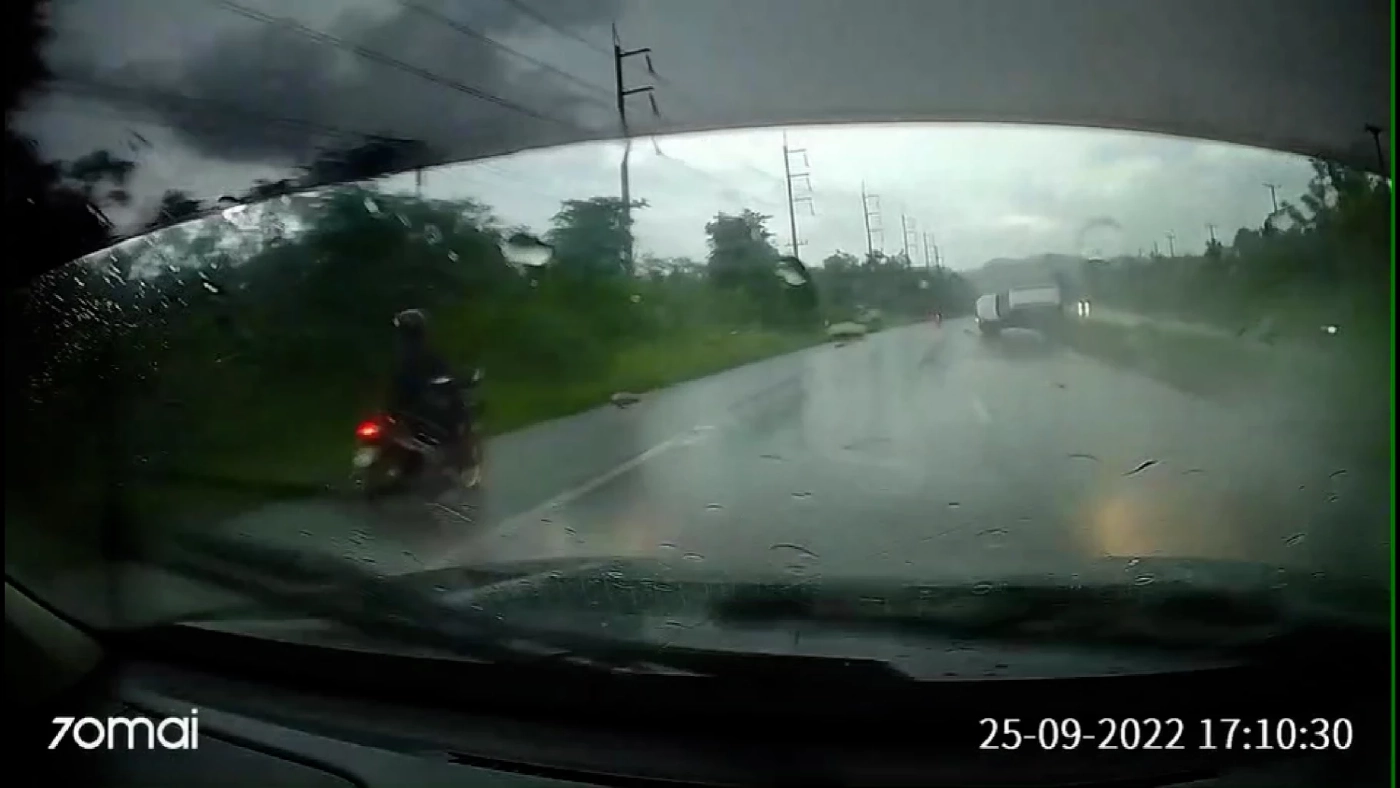 เตือนภัยฝนตกน้ำท่วมขังถนน ซิ่งกระบะแซงพลิกคว่ำ (มีคลิป)