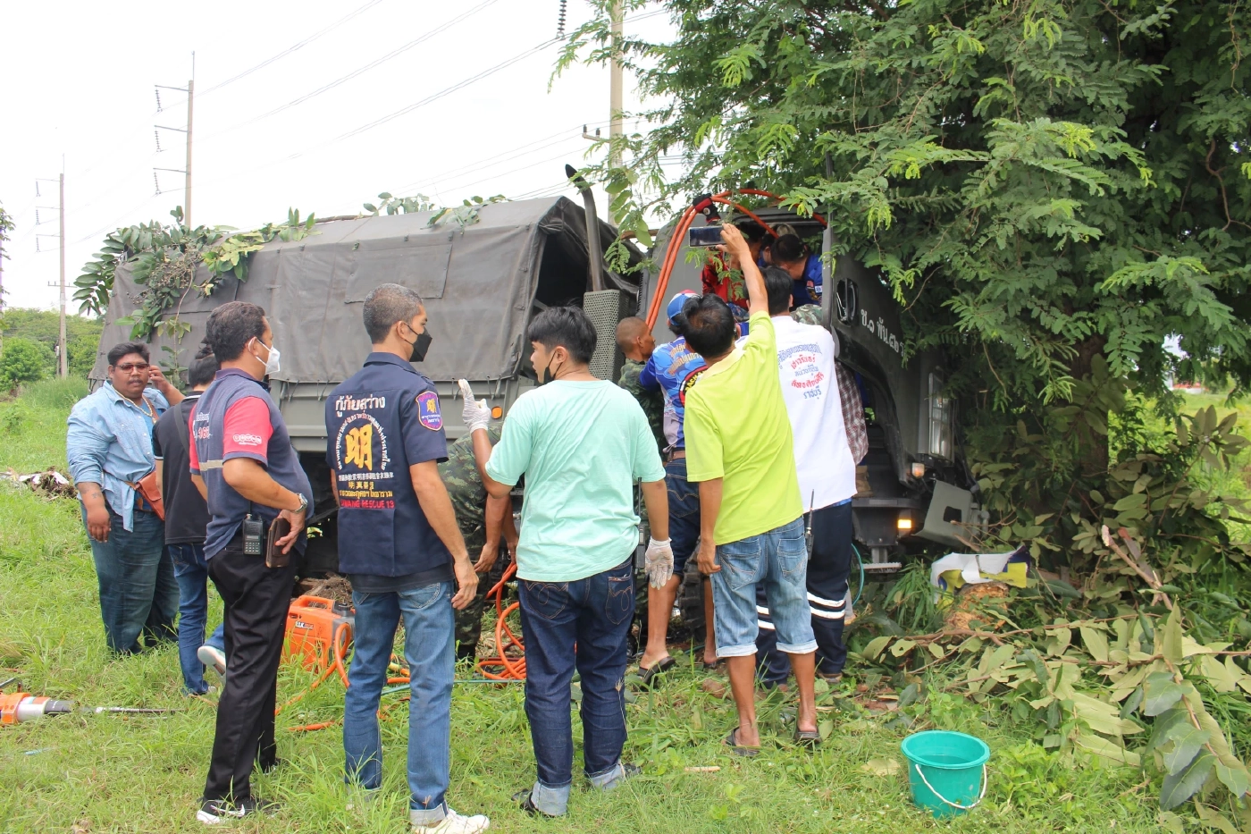 หวิดสลด รถจีเอ็มซีทหารยางระเบิด ตกข้างทางมีทหารบาดเจ็บ 15 นาย