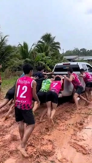 พลังใจเกินร้อย ทีมวอลเลย์บอลชายรวมพลังเข็นรถกระบะติดโคลน