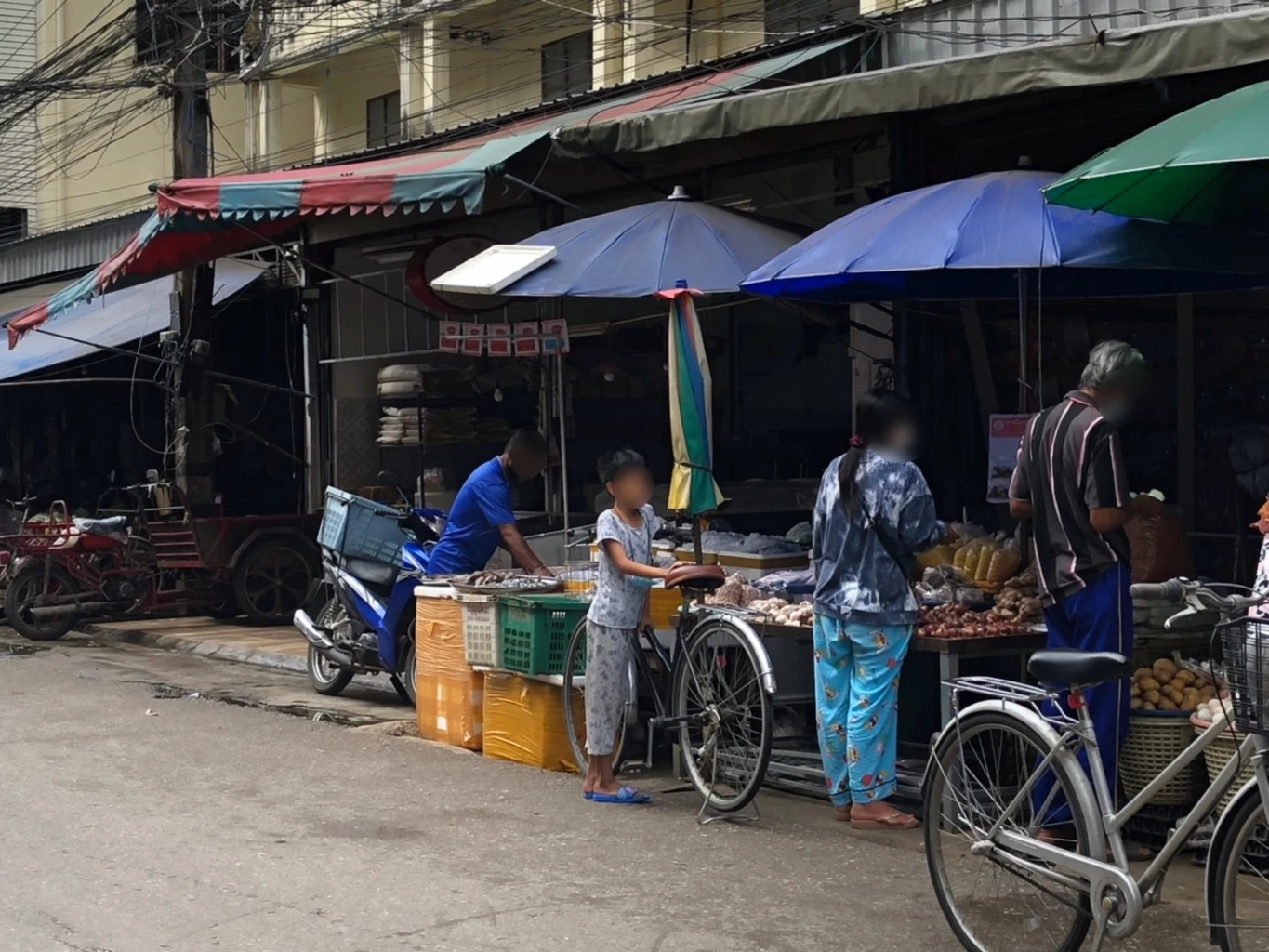 ผงะ ! ซื้อกุ้งในตลาดสดแม่สอด เจอลูกตะกั่วยัดไส้ 3 เม็ด ชาวบ้านแฉกลโกง