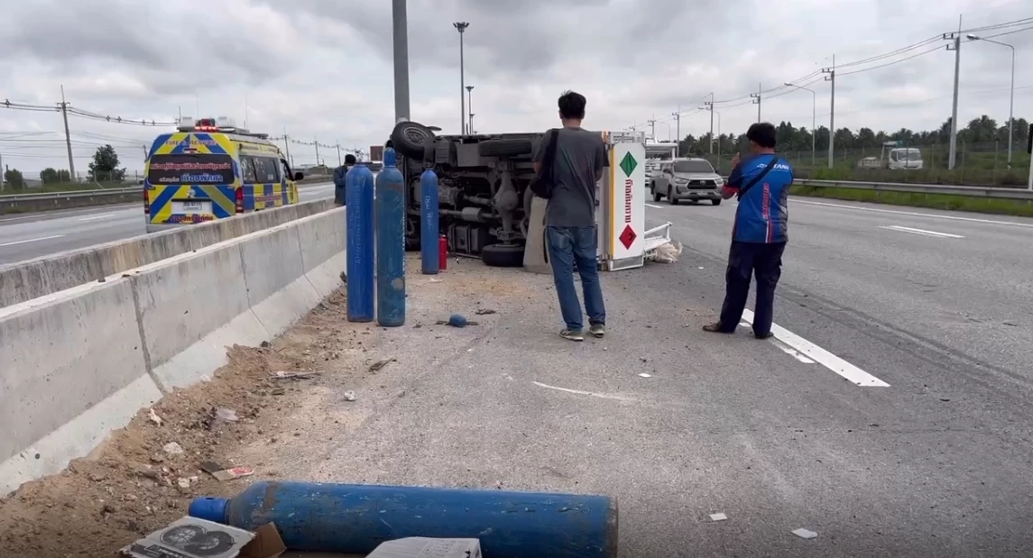 ระทึก ! รถขนแก๊สยางระเบิดคว่ำ ถังกระเด็นเกลื่อนถนน “มอเตอร์เวย์”