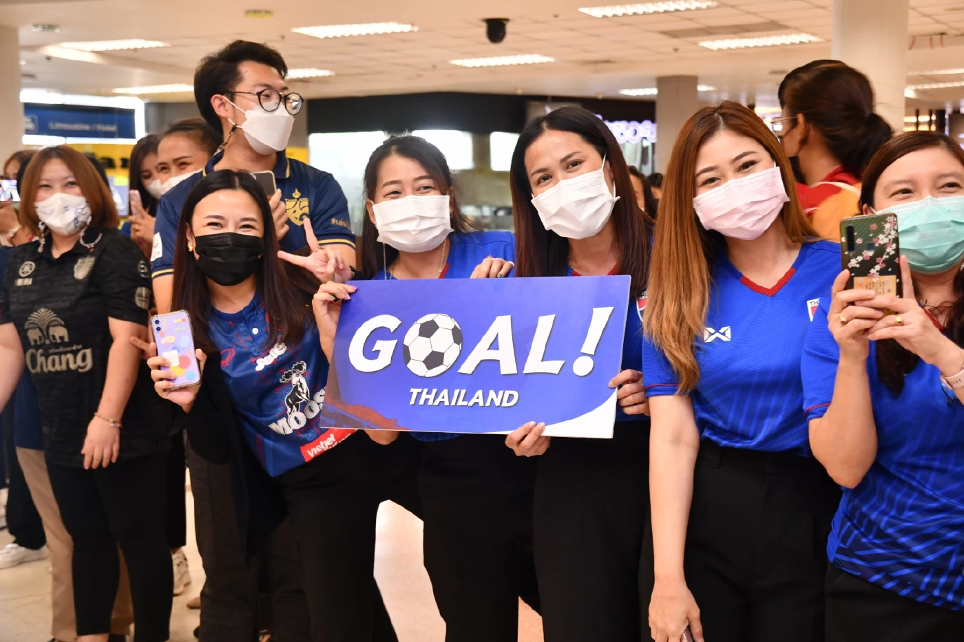 แข้งไทยถึงเชียงใหม่เตรียมลุยคิงส์คัพ แฟนเจ้าถิ่นแห่ต้อนรับแน่นสนามบิน