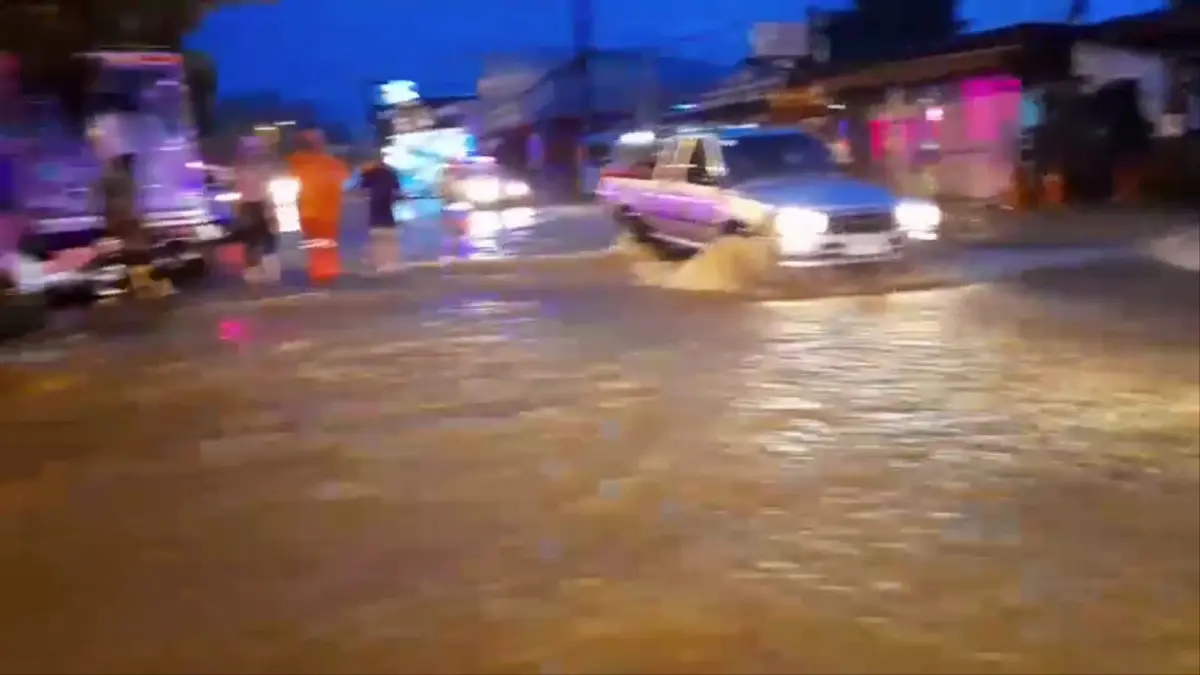 สุดระทึก! ฝนถล่มวังน้ำเขียว น้ำป่าทะลัก ชาวบ้านอ่วมหนัก (มีคลิป)