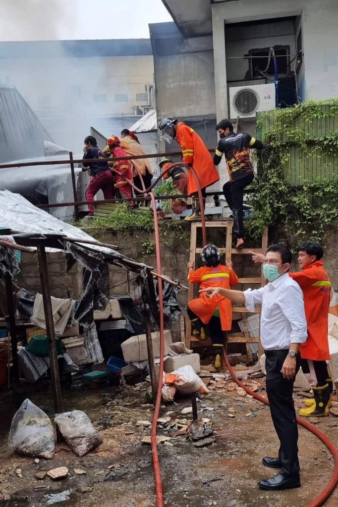 ไฟไหม้โรงงานแปรรูปอาหารทะเล ควันท่วมโรงพยาบาลเอกชัย ย้ายคนไข้วุ่น