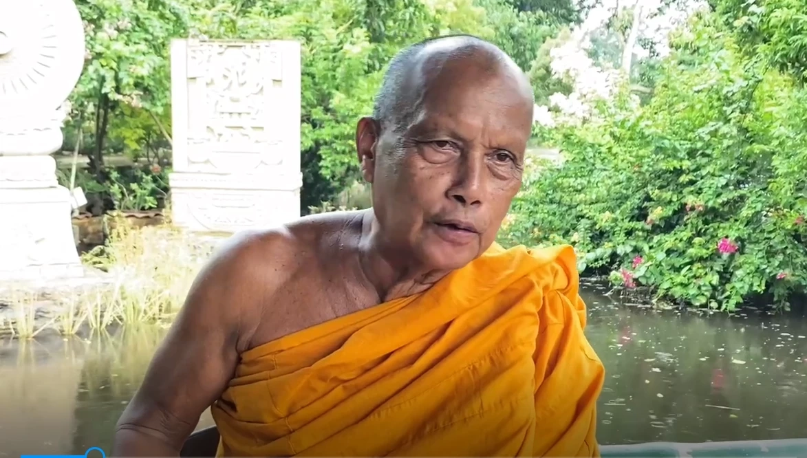 พระราชธรรมนิเทศ หรือพระพยอม กัลยาโณ เจ้าอาวาสวัดสวนแก้ว 