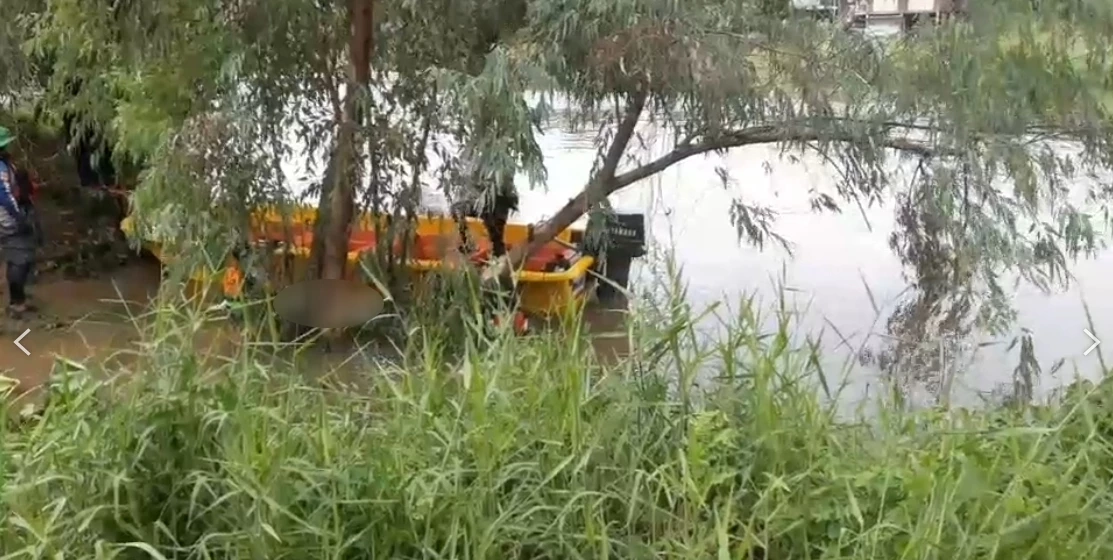 เจอแล้ว ร่าง “น้องน้ำเมย” เด็กหญิงวัย 1 ขวบ 9 เดือน ศพลอยติดกอหญ้าริมตลิ่ง