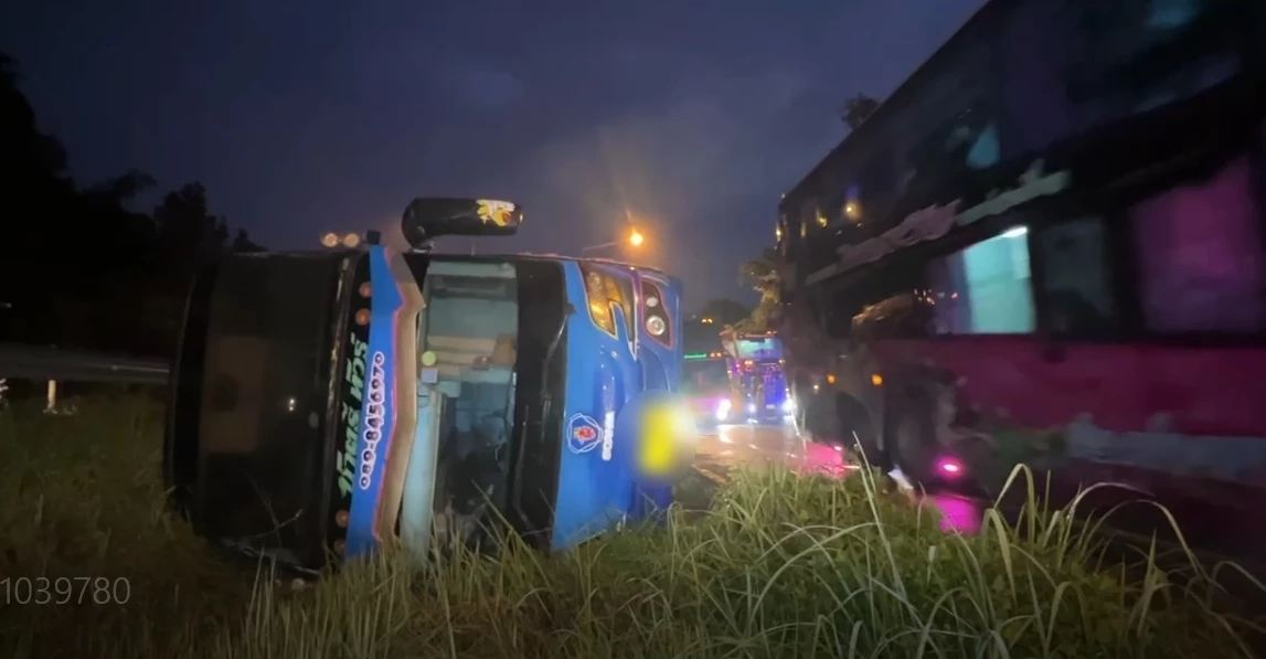 ระทึก "รถบัสนักเรียน" ทัศนศึกษาแหกโค้งคว่ำ  42 ชีวิตร้องไห้ระงม