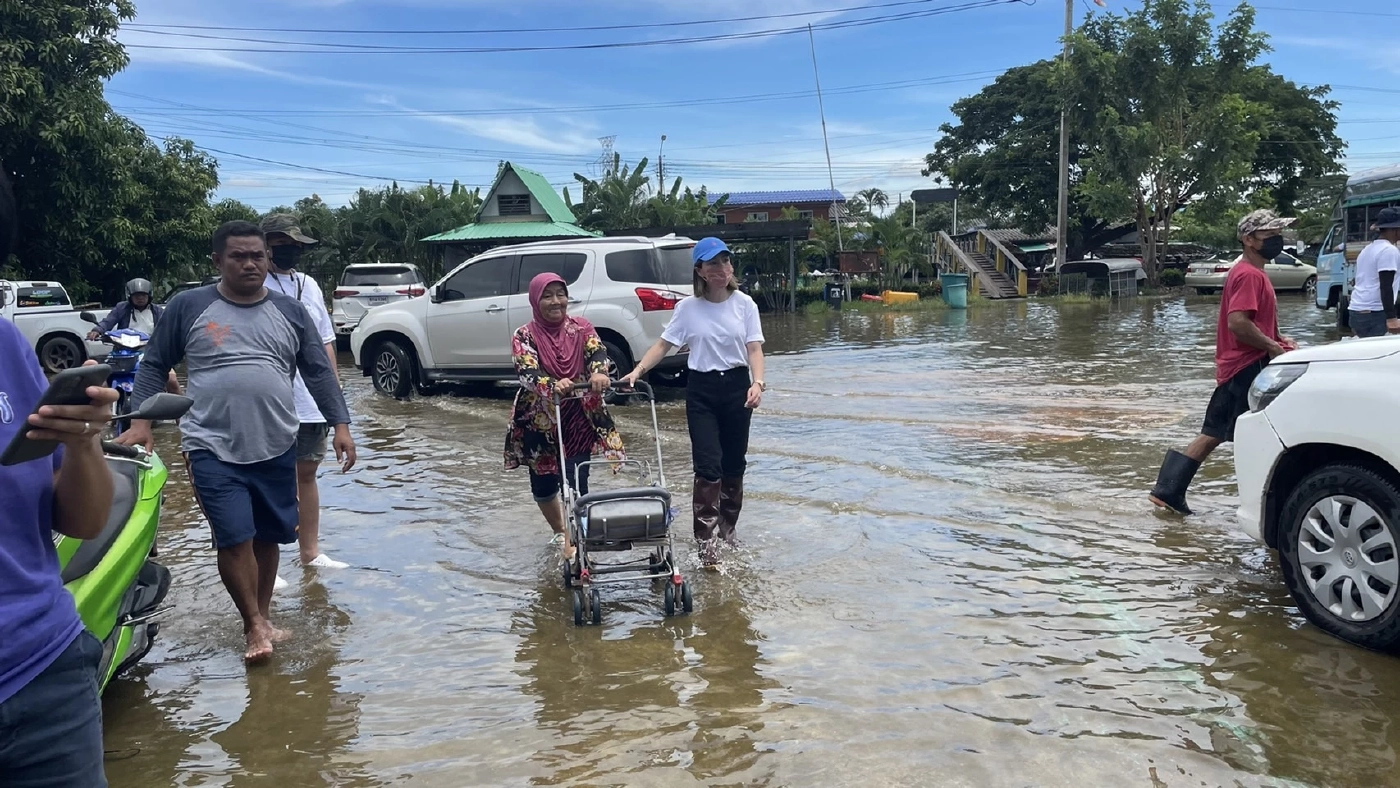เนชั่น - เส้นด้าย มอบถุงยังชีพพี่น้องชาวหนองจอก หลังน้ำท่วมนาน 3 สัปดาห์