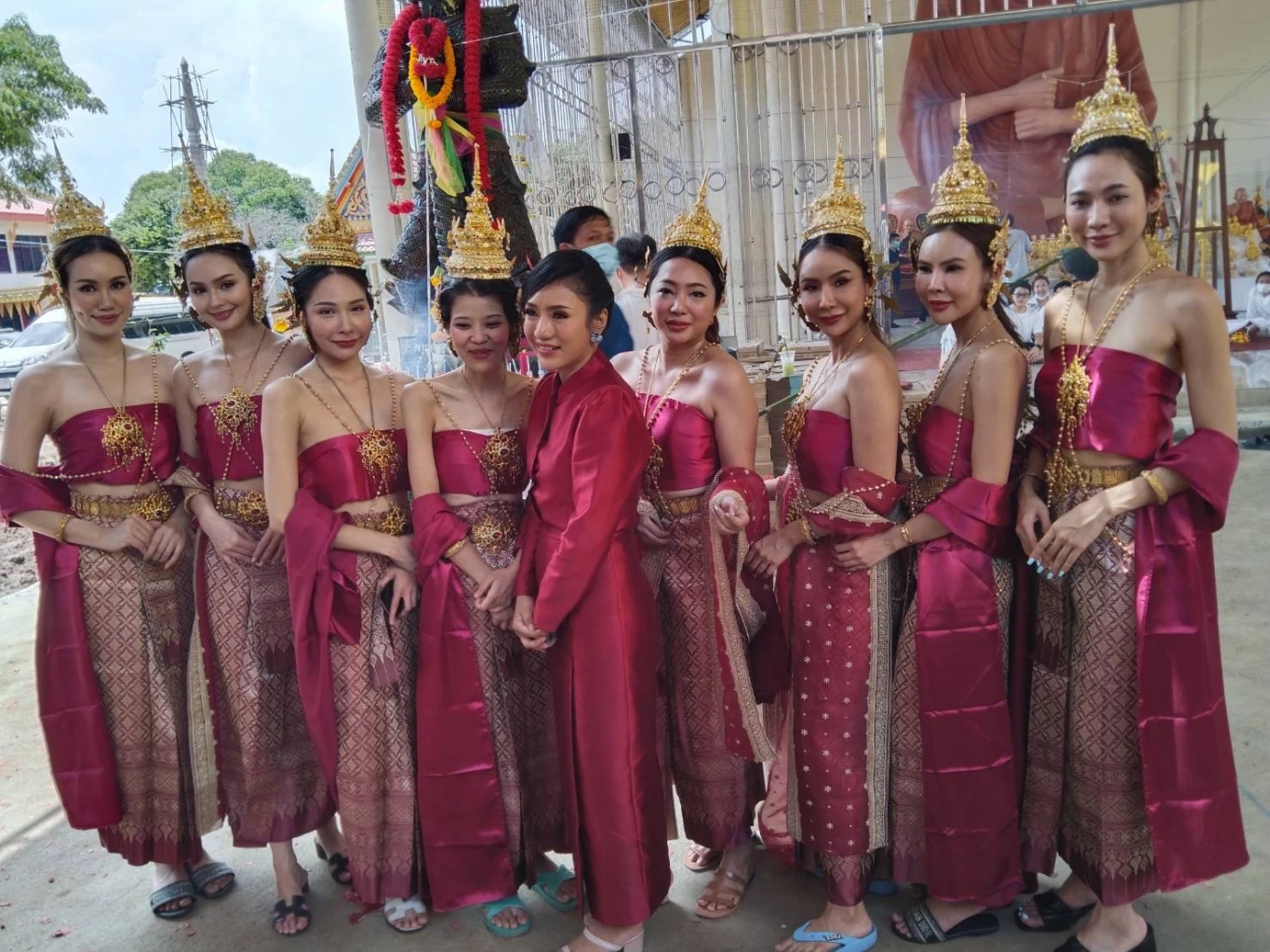 ชาวบ้านแห่ดูเลขเด็ด อาย-โบว์  รำถวายท้าวเวสสุวรรณ4ทิศ