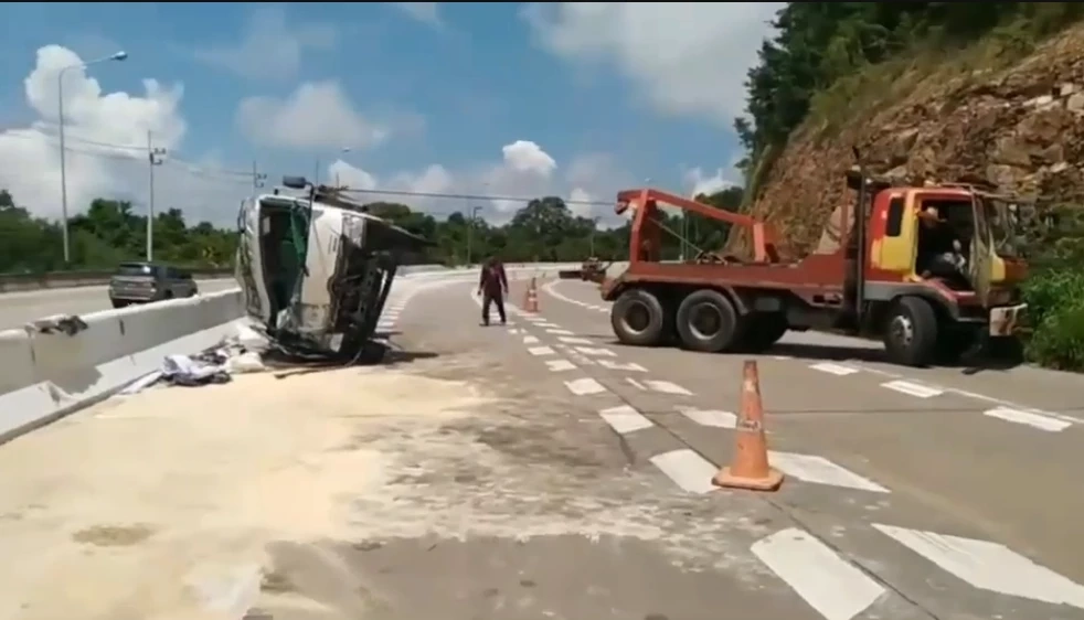 สยอง รถพ่วง 18 ล้อ ซิ่งแหกโค้งลงเขาเส้น 304 หน้าศาลเจ้าพ่อปู่โทน แหลกทั้งคัน