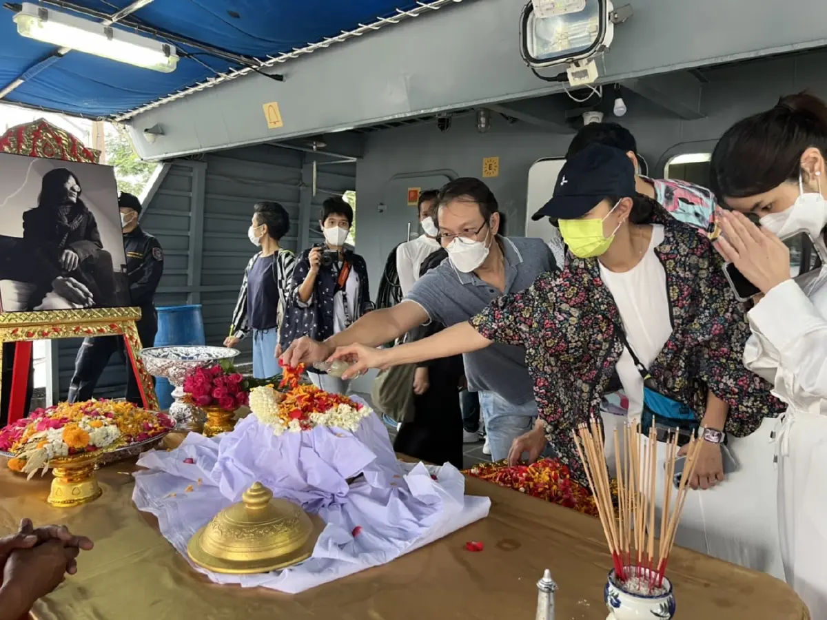 คนบันเทิงพร้อมครอบครัวร่วมพิธีลอยอังคาร “หม่อมน้อย” ด้วยความอาลัยรัก