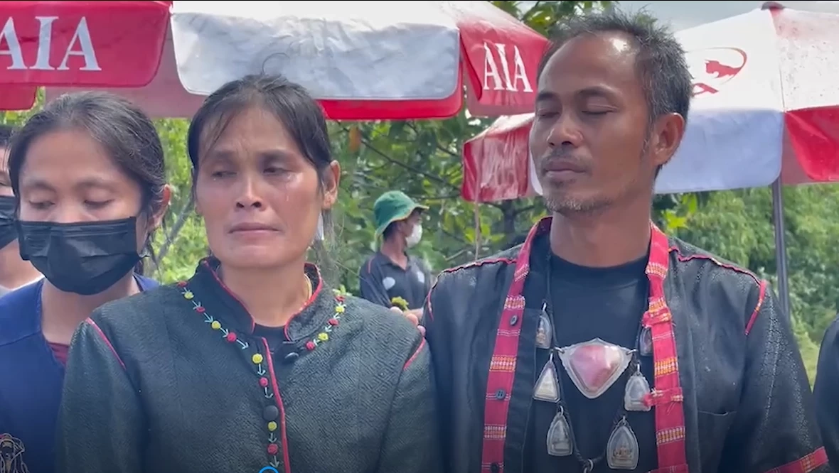 มหัศจรรย์เผาร่าง "น้องฟิล์ม" เพื่อน - สุพรรษา ร่วมร้องเพลงอาลัย (มีคลิป)