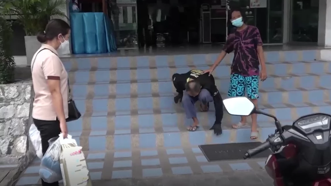 ส่งตัวกลับกัมพูชาแล้ว ลุงวีหลังพับ ขอทานข้ามชาติ ที่ฟาดรายได้เดือนละแสน