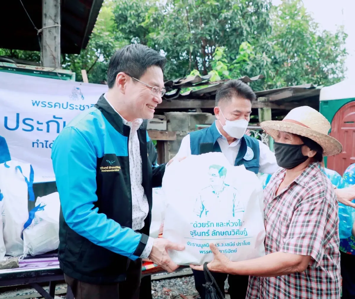 "จุรินทร์" ควง "ผู้การแต้ม" มอบถุงน้ำใจ ปชป. ช่วยผู้ประสบภัยน้ำท่วมหลักสี่
