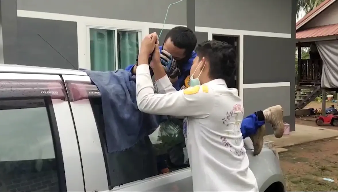 หวิดซ้ำรอย 3 ขวบขึ้นไปเล่นรถแล้วล็อกเอง โชคดีพ่อจะขยับรถไปเจอ
