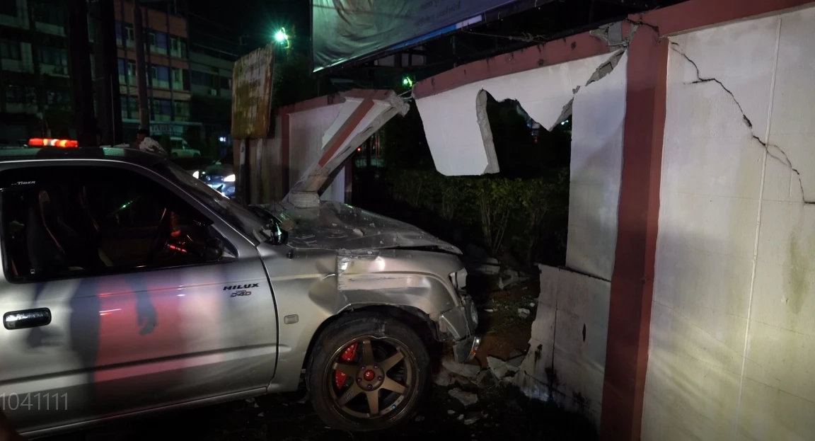 ระทึก อ้างตกใจพวงมาลัยล็อก กระบะพุ่งทะลุกำแพง "รพ.ตราด" พังยับ