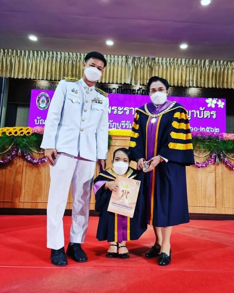 เผยชีวิตอีกมุม น้องหมิว บัณฑิตจิ๋ว เกียรตินิยมอันดับ 2 เพื่อนรักดูแลมา 10 ปี