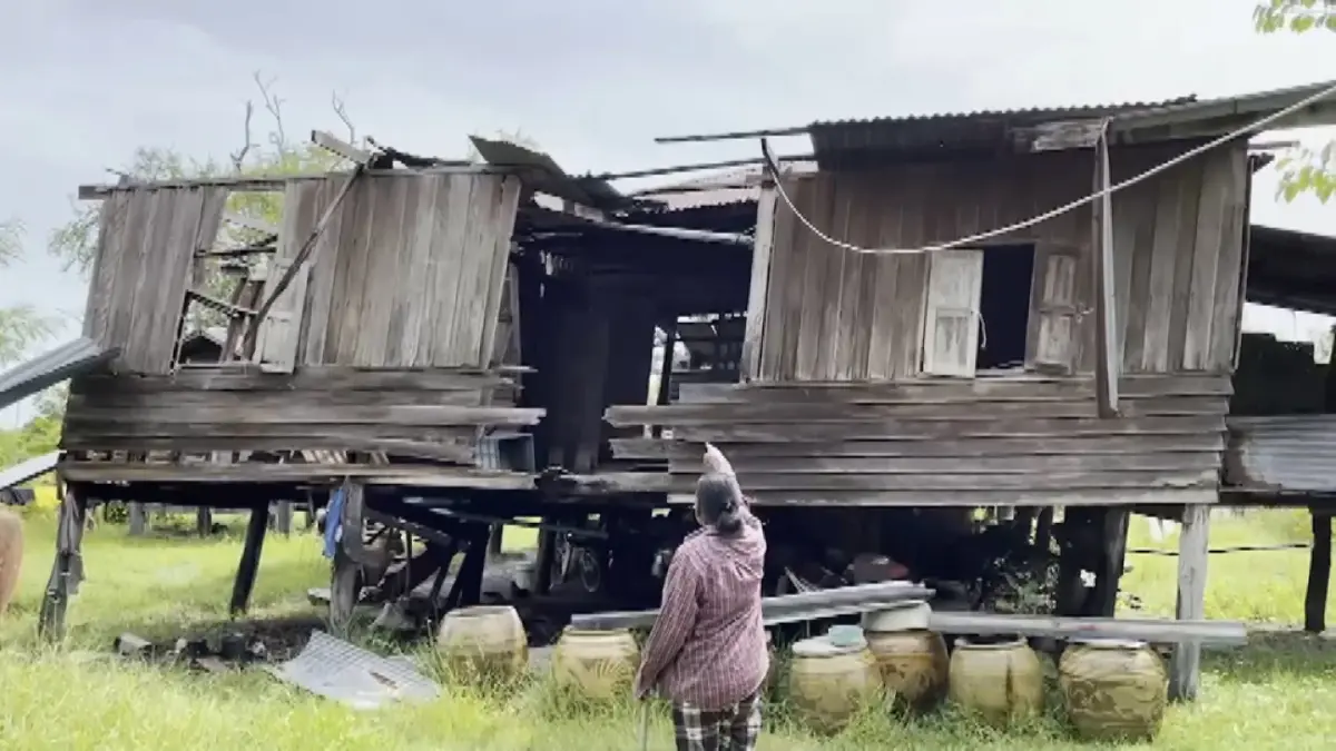 เพื่อนบ้านสุดสงสาร วอนช่วยเหลือตาวัย 65 ปี อาศัยลำพังในบ้านพุพังใกล้ถล่ม