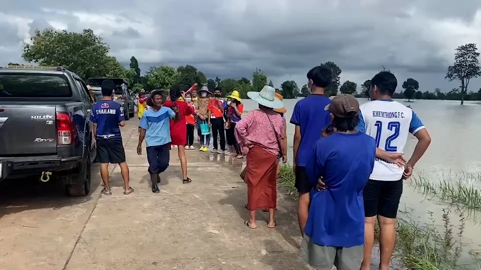 ชาวสุรินทร์พลิกวิกฤตให้เป็นโอกาส จับไส้เดือนขายสร้างรายได้ช่วงน้ำท่วม