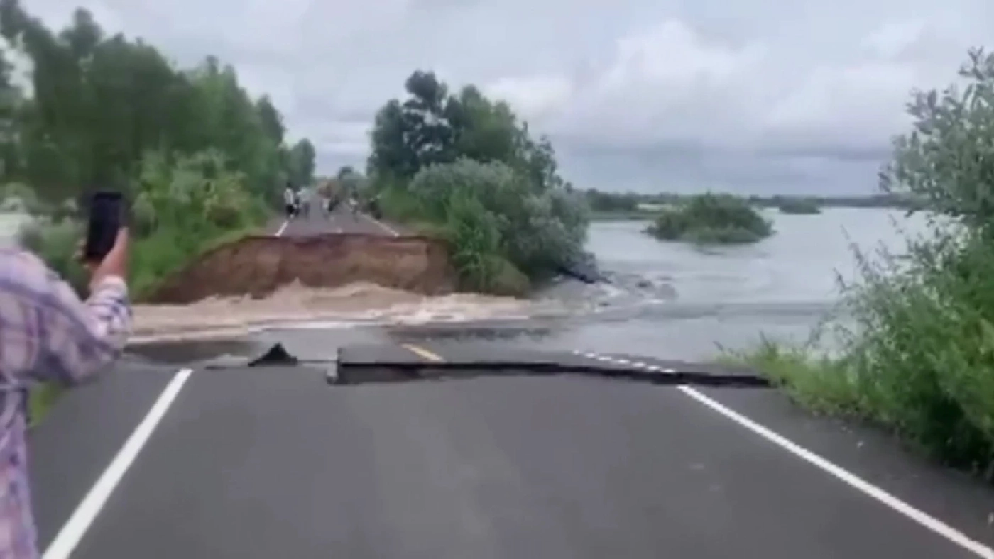 เร่งอุดพนังกั้น "ลำเสียวใหญ่" ขาดยาว 30 ม. น้ำทะลักอ่วม ชาวบ้านต้องนอนบนถนน