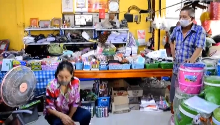 สองสาวแสบ ทำทีเลือกซื้อของ ก่อนฉกเงินตายายเจ้าของร้านร่วมแสน