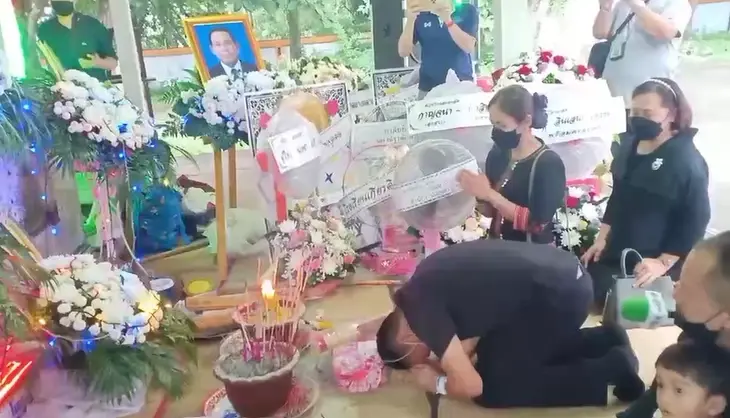 โชเฟอร์ขับรถพยาบาลฝ่าไฟแดง เข้ากราบขอขมาร่างผู้เสียชีวิต (มีคลิป)
