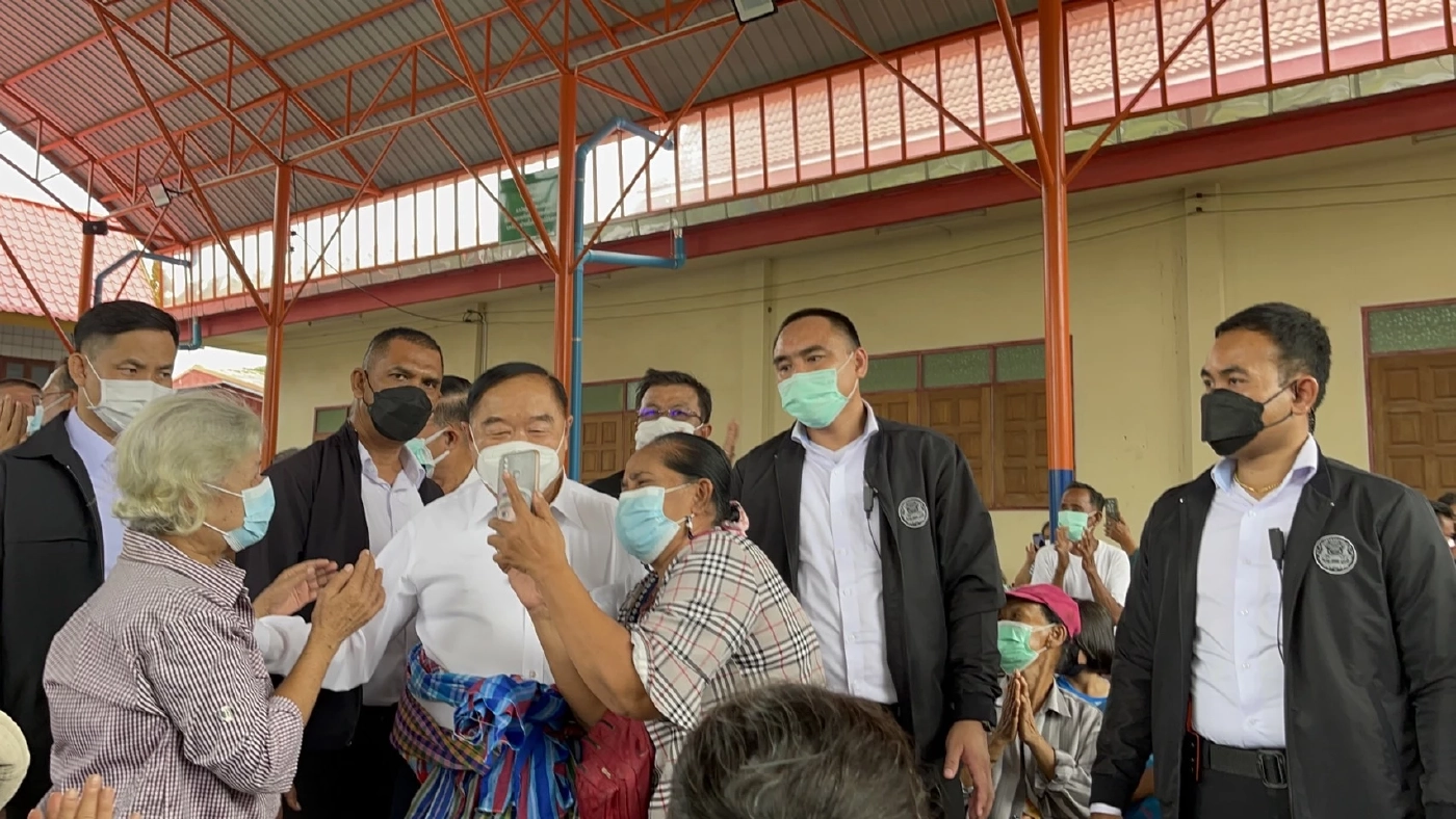 "บิ๊กป้อม" ตรวจน้ำท่วม มีนบุรี - หนองจอก ชม "ชัชชาติ" ทำงานเข้มแข็ง