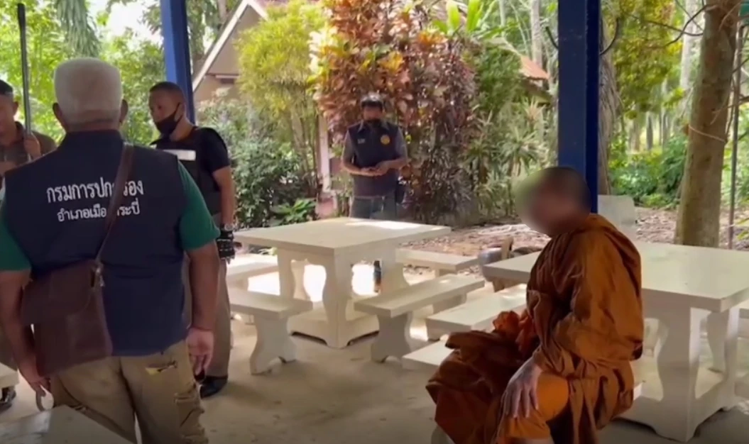 จับสึก “พระคลั่งยา” เมาอาละวาด ขู่ทำร้ายพระด้วยกัน ค้นในกุฏิ เจอมีดอื้อ