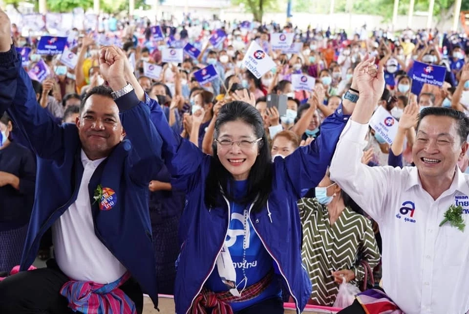 คุณหญิงสุดารัตน์  เกยุราพันธ์ุ  หัวหน้าพรรคไทยสร้างไทย 