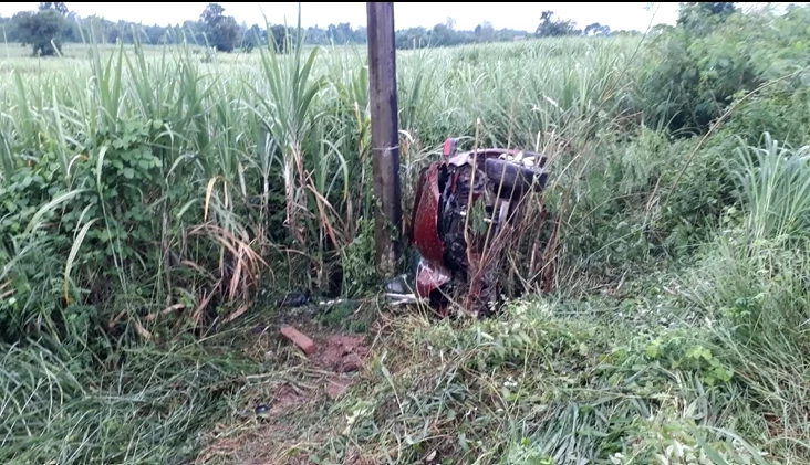 สุดโหด กระบะไล่ยิงถล่มเก๋งคู่รัก รถตกถนนต้องวิ่งหนีเข้าป่าอ้อย (มีคลิป)