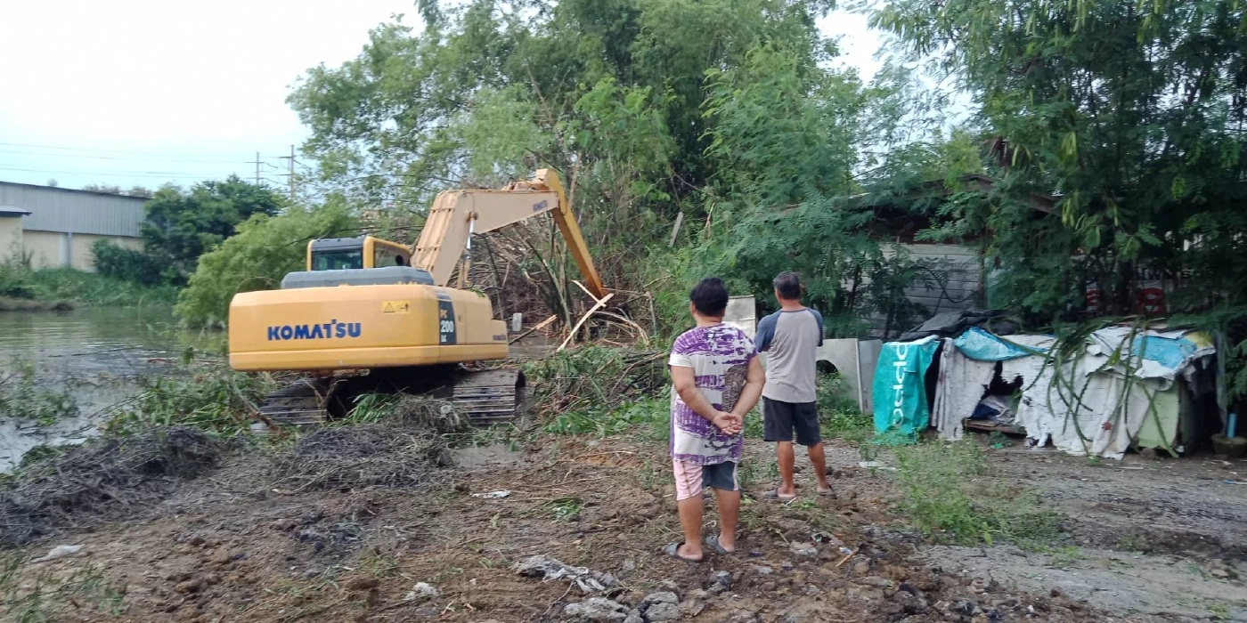 แม่น้ำท่าจีนนครปฐมวิกฤต จนท. ขึ้นธงแดง เตือน ปชช. เตรียมขนของขึ้นที่สูง