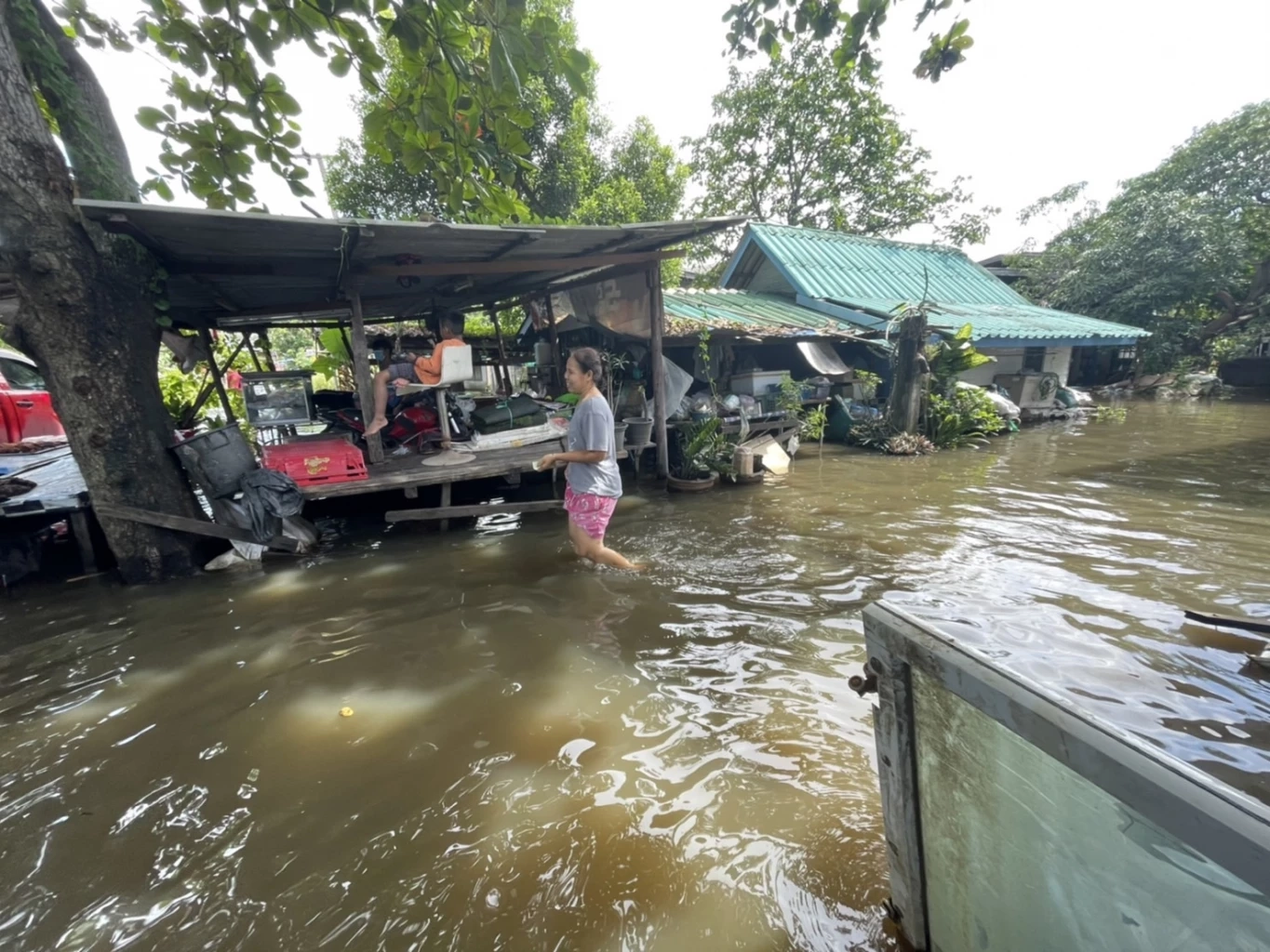 เนชั่น - เส้นด้าย มอบถุงยังชีพพี่น้องชาวหนองจอก หลังน้ำท่วมนาน 3 สัปดาห์