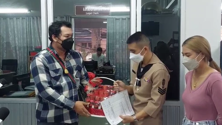 จบแล้ว มือตบจ่าทหารเรือ ไม่คารวะกับผู้การ หอบกระเช้าขอโทษ (มีคลิป)