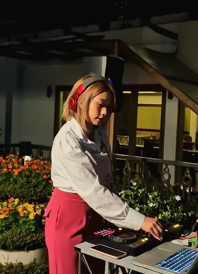 นั่งชิลล์ชมพระอาทิตย์ตก ริมแม่น้ำเจ้าพระยา “The Bar at Petit Soleil”