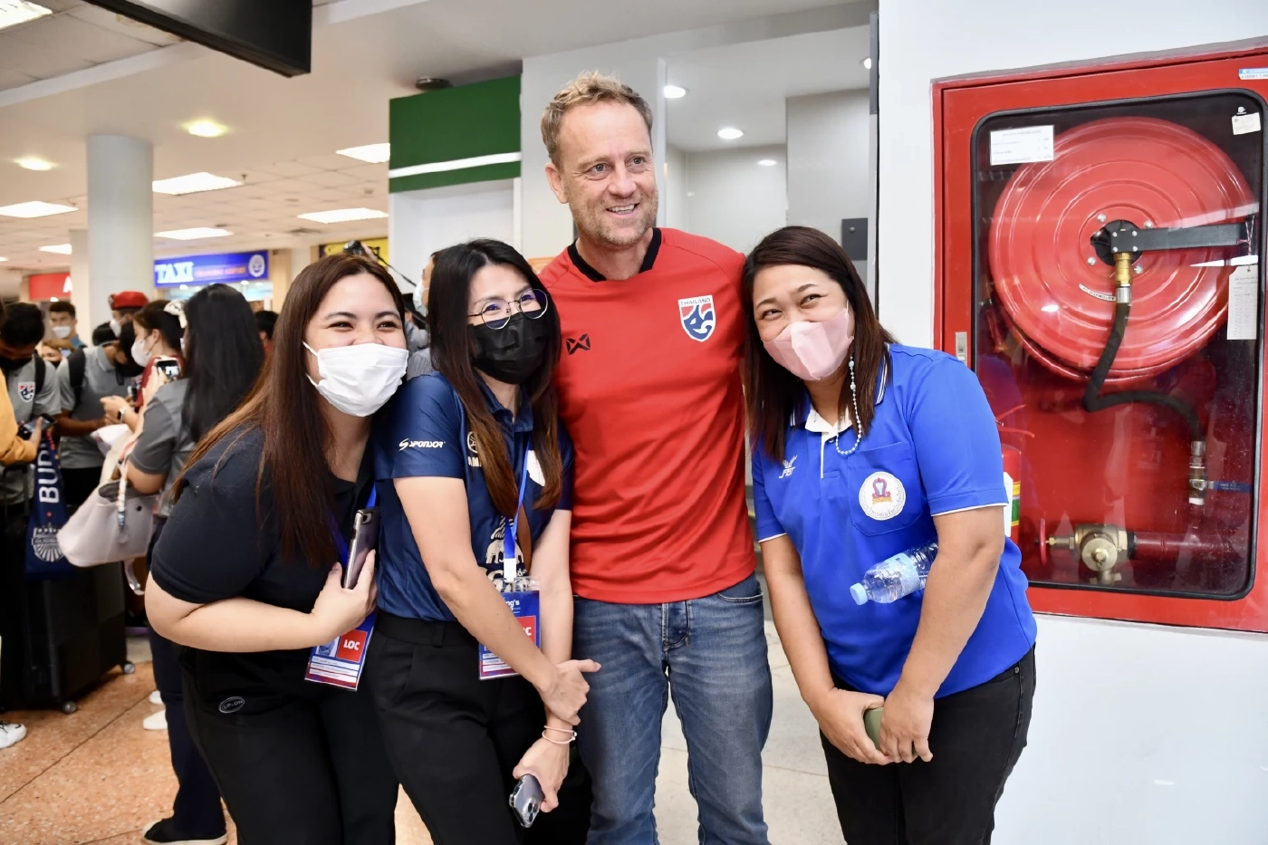 แข้งไทยถึงเชียงใหม่เตรียมลุยคิงส์คัพ แฟนเจ้าถิ่นแห่ต้อนรับแน่นสนามบิน