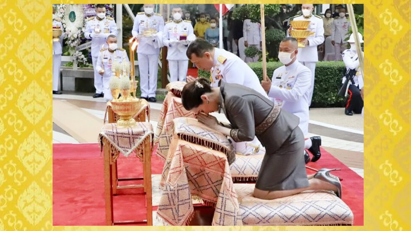 ในหลวง พระราชินี ทรงวางพวงมาลาถวายราชสักการะเนื่องใน ‘วันมหิดล’