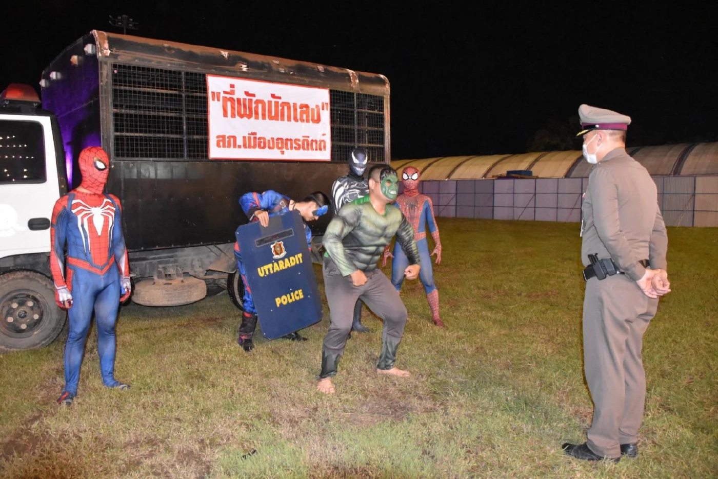 ซุปเปอร์ฮีโรดูแลความปลอดภัย ป้องปรามกลุ่มวัยรุ่นยกพวกตีกัน 