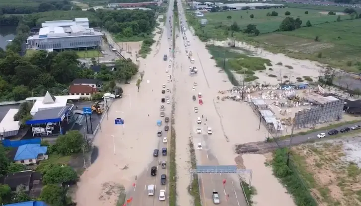 โกลาหล น้ำท่วมตัวเมืองระยองชั้นใน รถติดทั้งเมือง ผู้คนวิ่งหนีแตกตื่น