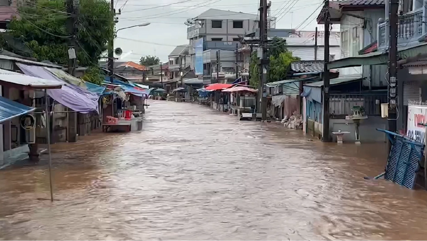 ตลาดสายลมจอยอ่วม ฝนตกหนักทำแม่น้ำสาย ทะลักท่วมซ้ำกลางดึก