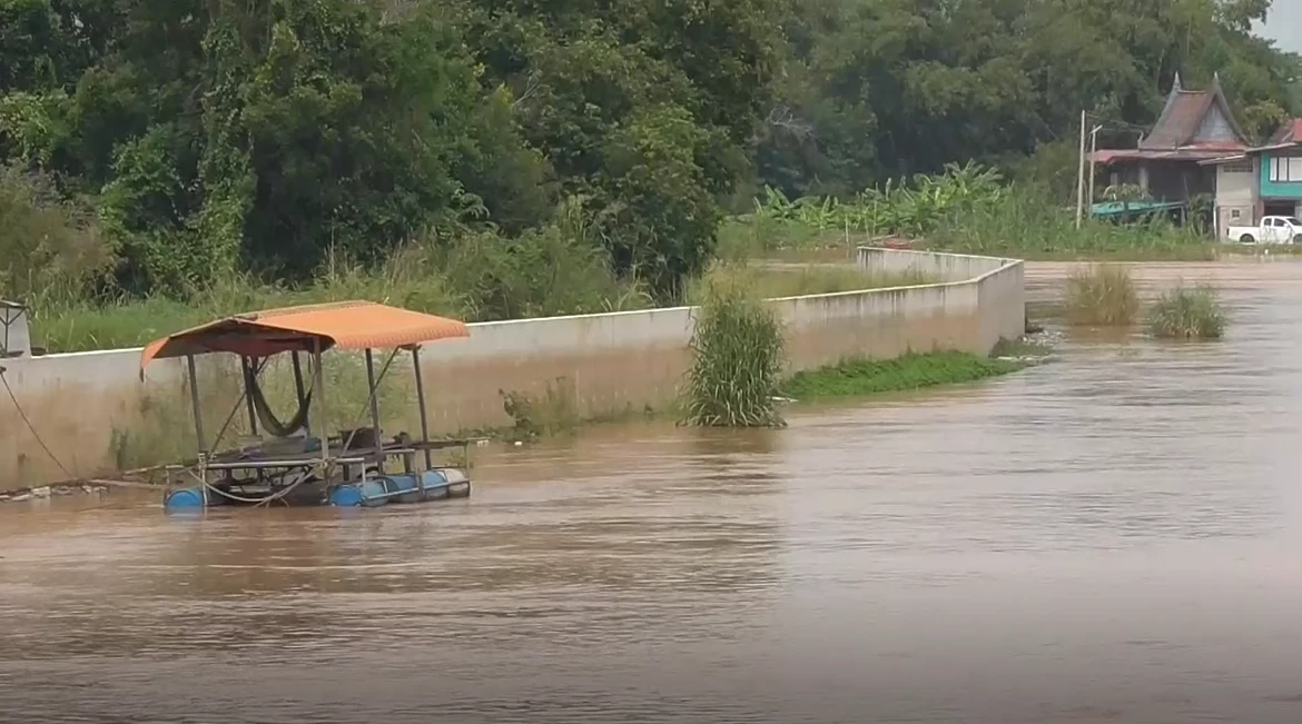 อ่างทองยังอ่วม น้ำคลองโผงเผงขยายวงกว้าง ท่วมบ้านเรือน ปชช. เกือบ 400 หลัง