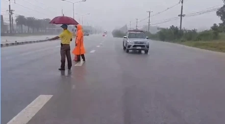 วังน้ำย็นวิกฤต เจ้าหน้าที่อำนวยความสะดวกการจราจร 