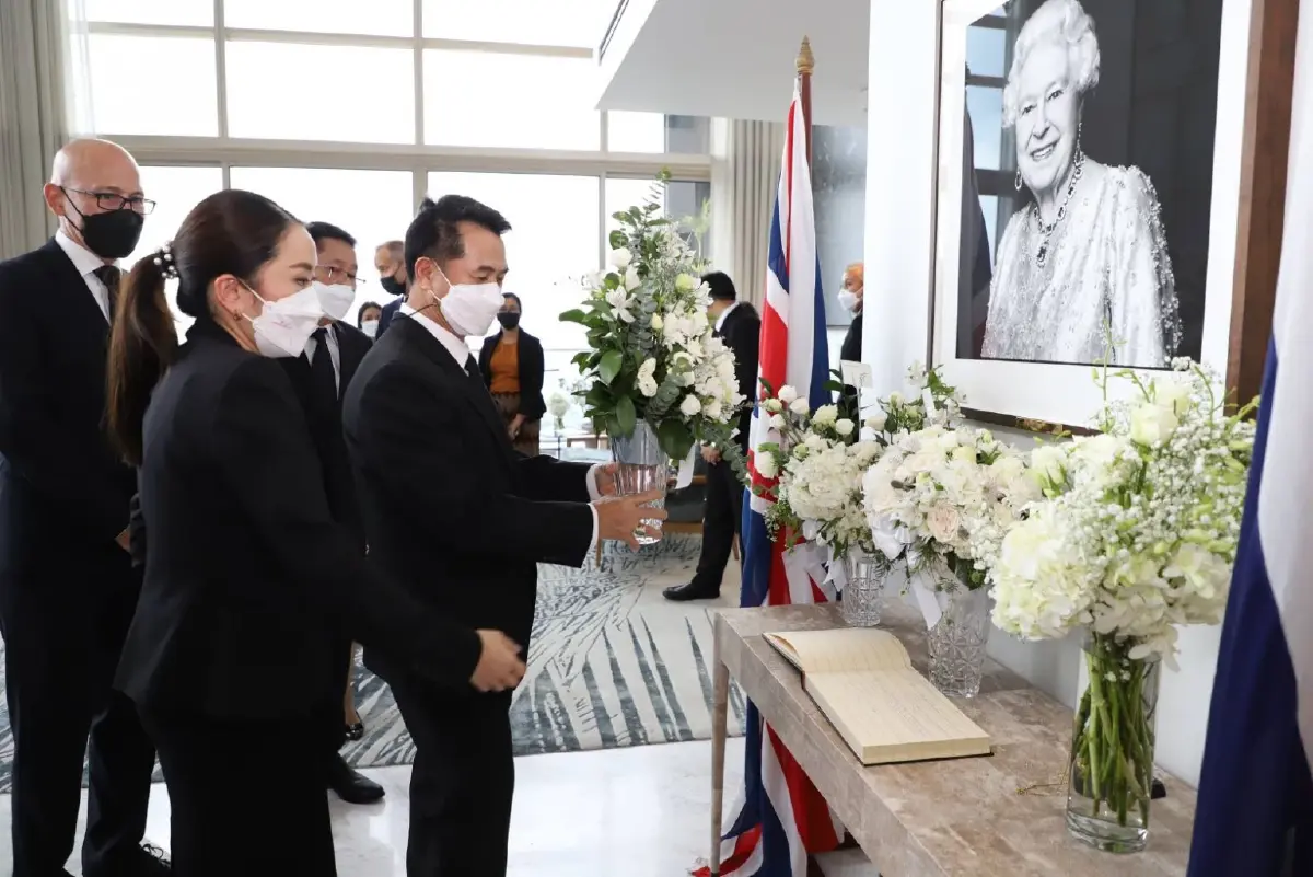 แกนนำพรรคเพื่อไทยร่วมลงนามถวายความอาลัย"ควีนเอลิซาเบธที่2