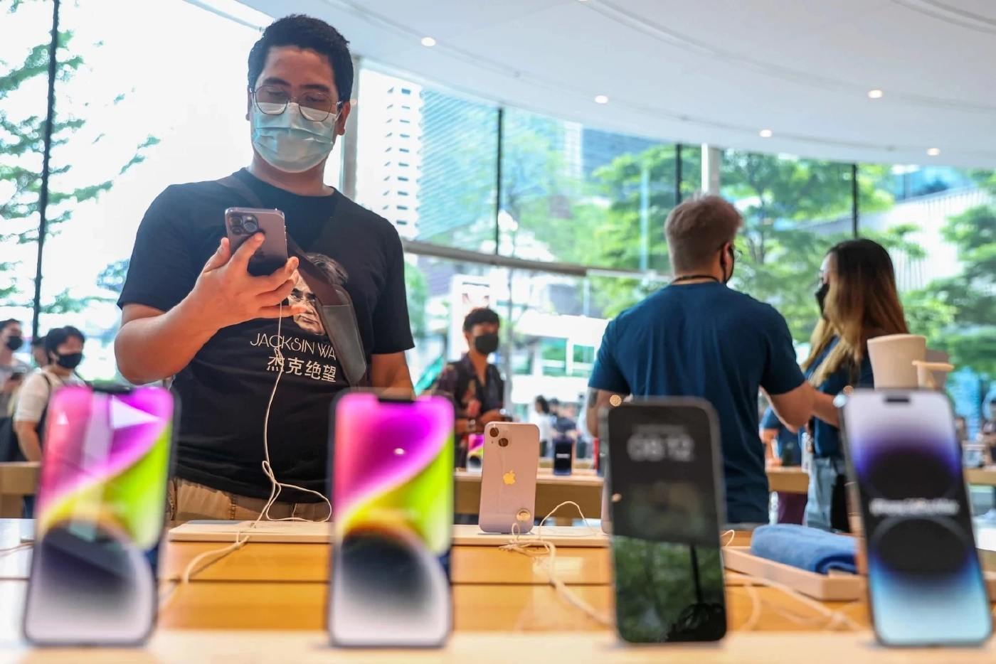 สุดปัง สาวก “iPhone 14” แห่จองคิว-รับเครื่องยอดทะลุ 1,000 คิวเรียบร้อยแล้ว!