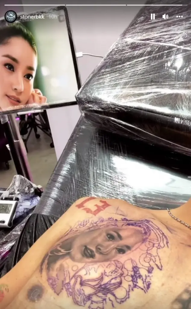 เคียงข้างกันตลอดไป “เบิร์ด” สักหน้า “แตงโม นิดา” ไว้ตรงอกด้านขวา