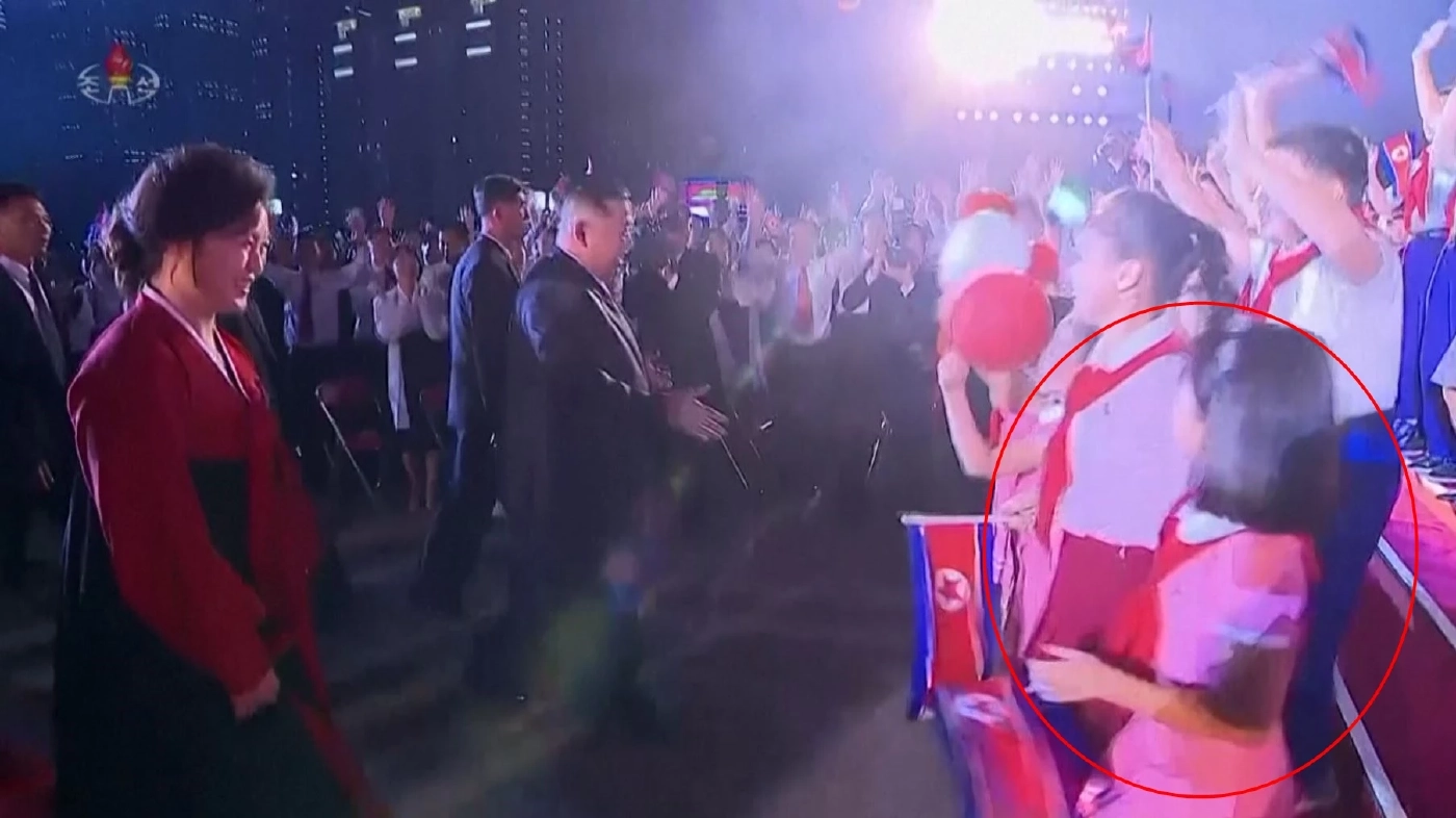 ปิดยังไงก็ไม่มิด ลูกสาวคิม จองอึน ขึ้นเวทีฉลองวันชาติ (คลิป)