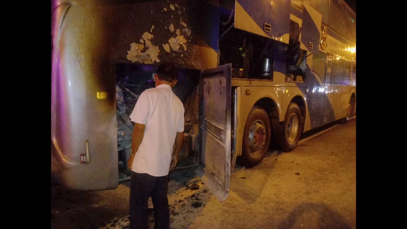 ระทึก! ไฟไหม้รถทัวร์ ผู้โดยสารกระเจิงหนีตายเอาชีวิตรอด (มีคลิป)